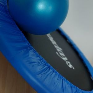 Ein Ball und ein kleines Trampolin in der Praxis