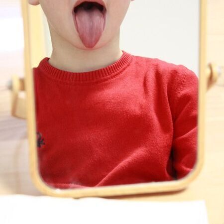 Kind in der Praxis bei Aussprechübungen