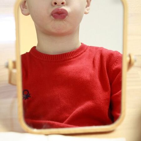 Kind in der Praxis bei Aussprechübungen