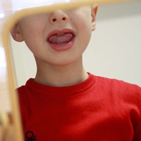 Kind in der Praxis bei Aussprechübungen