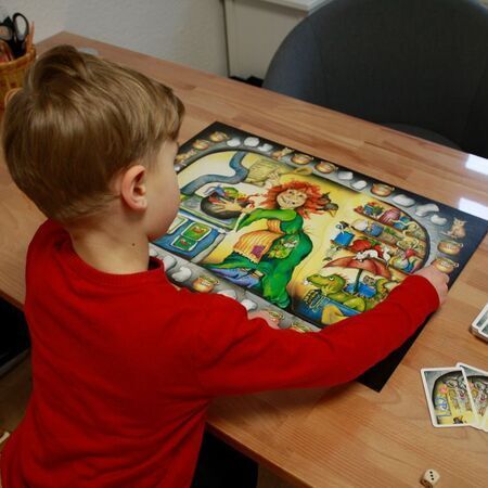 Ein Kind spielt ein Brettspiel in der Praxis