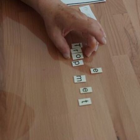 Patient in Praxis macht Übungen