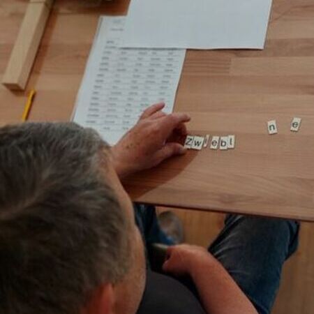 Patient in Praxis macht Übungen