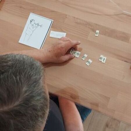 Patient in Praxis macht Übungen